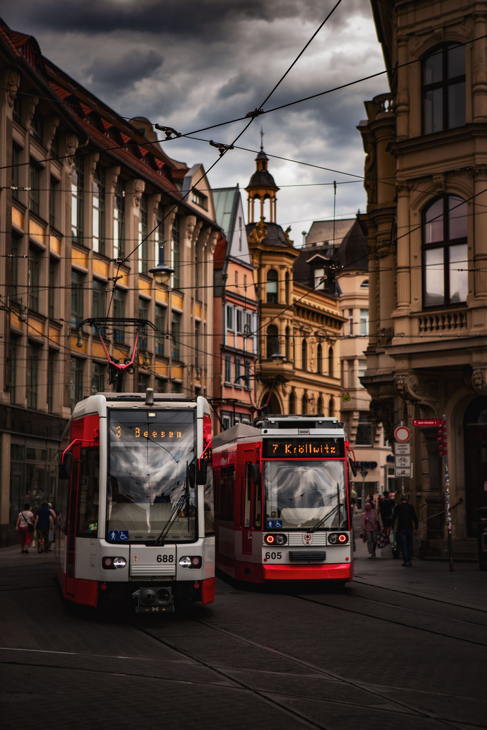 Straßenbahnen vor Gründerzeitfassaden in Halle (Saale) – das regionale Netzwerk der Larooms Hausverwaltung